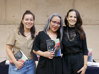 Raquel Mercado, Isabel Cabrera y Kathia Arjona durante la presentación del libro Filosofía y Arte. Una revisión crítica de las estrategias estético-políticas de la ironía, de la mirada de Gilles Deleuze al arte contemporáneo en México.