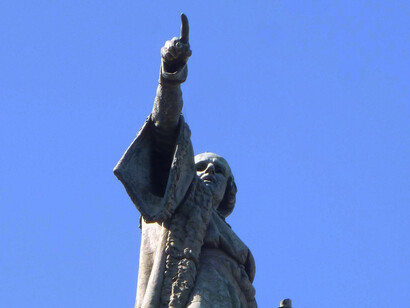 Una de las obras más famosas de la Exposición Universal de 1888 está situada fuera del recinto ferial. Se trata del monumento a Colón, obra de Gaietà Buïgas i Monravà, centrado en la plaza Portal de la Pau, punto de unión del paseo Colón con la Rambla, Barcelona, España