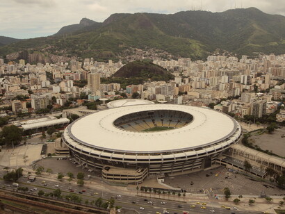 Um bilhão e seiscentos milhões de reais utilizados para a adequação do maracanã para a copa do mundo de 2014 seria mais do que suficientes para a recuperação de todo o sistema de lagoas de Jacarepaguá e de sua bacia hidrográfica, atualmente uma imensa latrina

