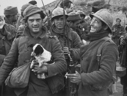 Los escritores George Orwell (frente izquierda) y Ernest Hemingway (fondo) apoyaron al ejército republicano