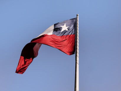 Bandera de Chile hondeando