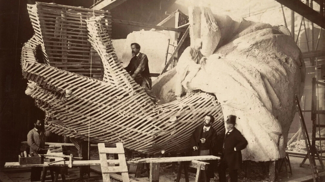 Pierre Petit, Vista degli atelier Gaget, Gauthier & Cie, fabbricazione del modello in gesso della mano sinistra, tra il 1881 e il 1884 (dettaglio). Cortesia del Musée d’Orsay