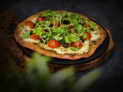 Pizza de masa artesanal con betarraga del restaurante 'Enraizados cocina vegana'