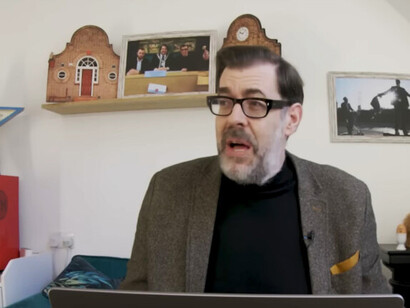 Richard Osman es un simpático autor, muy conocido en Inglaterra, su país de origen, por su faceta como humorista, presentador y productor