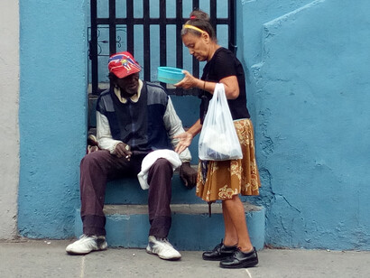 Anciano vende bolsas de plástico en Santiago de Cuba. Fotografía: Paco Cerezo