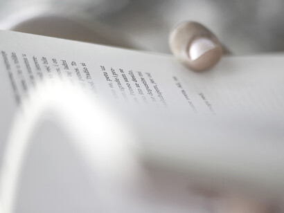 Persona leyendo poesía