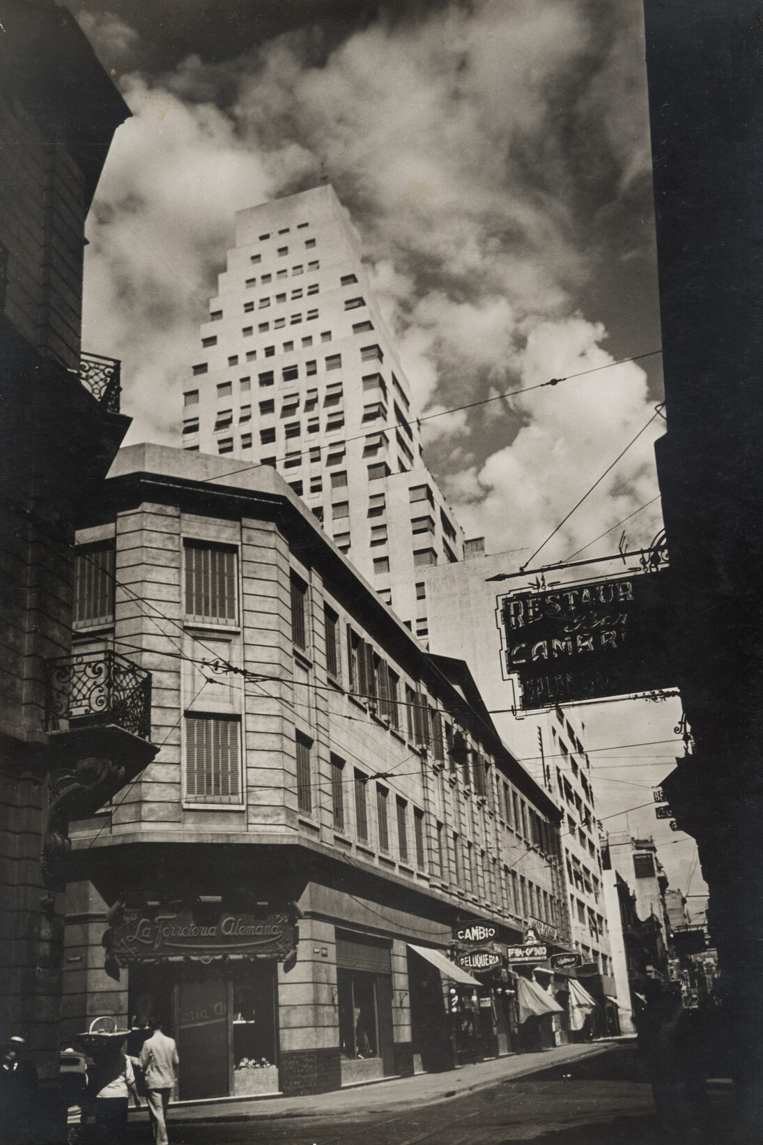 Horacio Coppola. Calle Corrientes esquina Reconquista (Calle Corrientes at the Corner of Reconquista). 1936. Gelatin silver print, 11 x 7 11/16″ (28 x 19.5 cm). IVAM, Institut Valencià d’Art Modern © 2015 Estate of Horacio Coppola