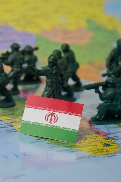 Entre mapas e exércitos em miniatura, a guerra é encenada como estratégia, mas, por trás da abstração geopolítica, opera-se a lógica da decapitação: eliminar indivíduos para reconfigurar conflitos, transformando a política em cálculo de eficácia e o mundo em tabuleiro