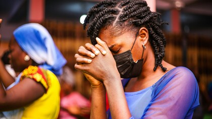 Donna nigeriana che prega. Si dovrebbero ormai abbattere le lotte di religione, perché veramente anacronistiche, le religioni vanno rispettate così come vanno rispettati gli aderenti alle religioni differenti da quella che ognuno di noi professa
