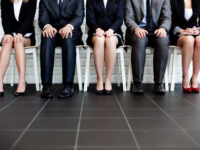 Varias personas esperan para una entrevista de trabajo