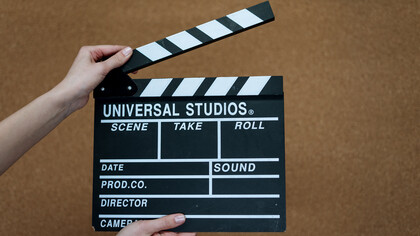 Abel Tyveet. Il a pris comme référence sa rencontre avec Robert Hossein, lors d'une représentation à l'Opéra de Paris