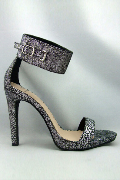 © Sara Pope for Loni shoes