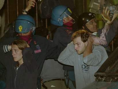 L’irruzione notturna della polizia di Stato nella scuola Diaz, trasformata in dormitorio per centinaia di manifestanti che avevano partecipato ai cortei di quel giorno