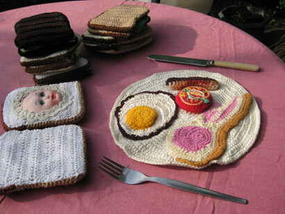 Su Richardson, Burnt Breakfast, 1975-1977, with Packed Lunch, 1976. Courtesy the artist