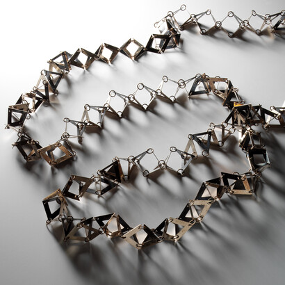 Giampaolo Babetto, Collana 1973, Oro bianco 750, niello