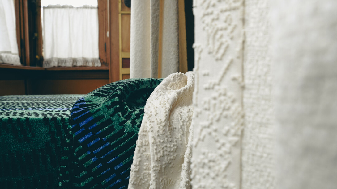 Divers artistes, Comme sur du velours, vue d'exposition. Avec l'aimable autorisation du Musée Horta