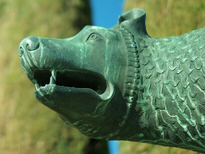 A los pies del hay una reproducción de la famosa escultura romana de la loba amamantando a Rómulo y Remo