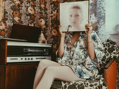 O vinil não era apenas um produto musical, mas uma experiência estética. A capa de um disco de vinil, muitas vezes rica em detalhes e design, fazia parte da experiência do ouvinte, transformando o ato de ouvir música em algo físico, palpável e visual