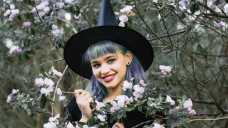 Seu riso ecoava entre as torres da escola e as casas da vila, infiltrando-se nos pensamentos e sacudindo certezas. E não era à toa: Lavanda era a melhor professora de magia, a mais querida e, sobretudo, a mais perigosa para aqueles que preferiam permanecer adormecidos dentro de suas próprias ilusões