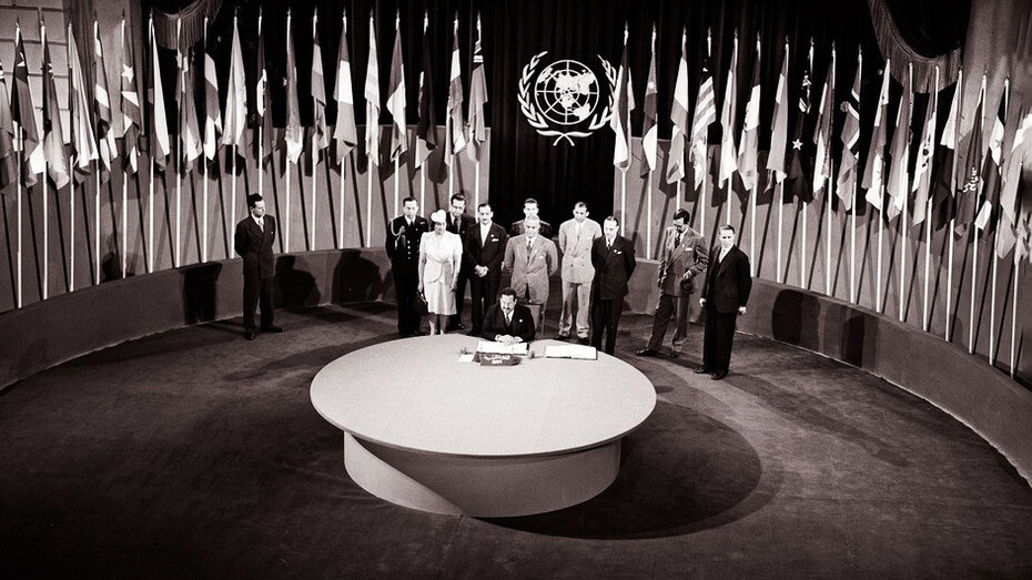 El 1 de enero de 1942, representantes de 26 naciones aliadas apoyan la Carta del Atlántico mediante la firma de la 'Declaración de las Naciones Unidas'