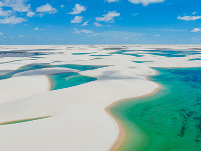 Lençóis Maranhenses: Um oásis brasileiro com dunas brancas e lagoas cristalinas, ideal para explorar a natureza e viver experiências inesquecíveis
