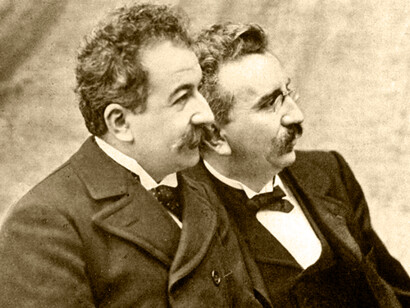 Os irmãos Auguste e Louis Lumière, os inventores do cinema. Os Estados Unidos dominam o cinema mundial, comercialmente e artisticamente, desde o início do século passado