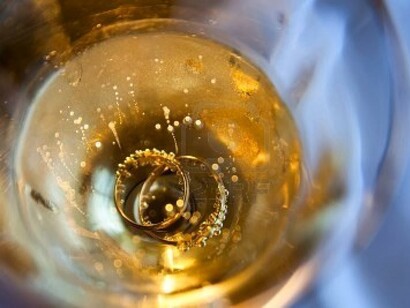 Anillos de oro en una copa de cava