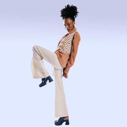 La modella indossa un paio di sandali con tacco alto firmati Stringart