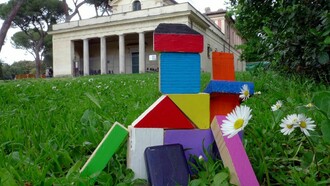 Una piccola istallazione di Antoh Mansueto davanti alla Casina di Raffaello, sede della mostra Distruzione creativa 