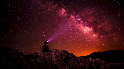 Chi contemplando il cielo stellato non si è mai chiesto: Chi sono, da dove vengo, qual è il senso dell’esistenza?