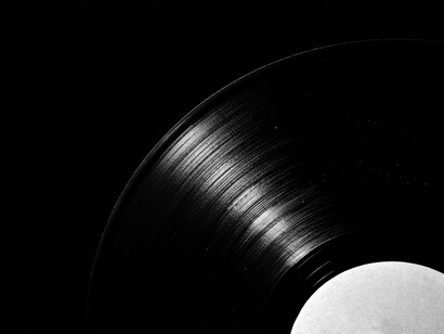 Além disso, a popularização do vinil também pode ser atribuída ao seu apelo entre as novas gerações de fãs de música. Muitos jovens que nunca viveram a época de ouro do vinil começaram a descobri-lo através de suas influências culturais, seja por meio de filmes, programas de TV ou por meio de referências nas redes sociais