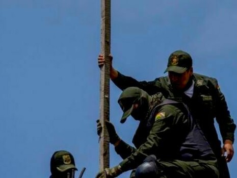 Los policías que iniciaron el golpe en Bolivia