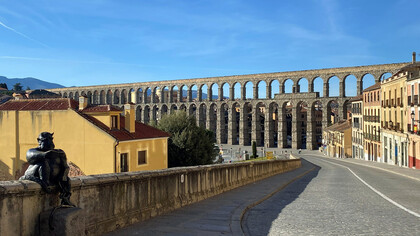 Escultura del Diablo tomándose una autofoto con el Acueducto de Segovia de fondo, España