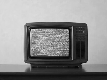 «Zapping Birthday to You» señala el individualismo y exceso del consumo, por parte de las sociedades más desarrolladas, mientras que en los países del tercer mundo mueren millones de niños por desnutrición y falta de insumos esenciales