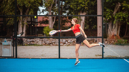 Mujer juega al pádel, el deporte de la actualidad