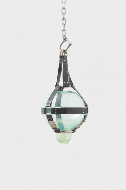 Elias Hansen,
I ain’t got none, 2023.
Glass, leather, steel,
17” x 9.5” x 9.5”. Courtesy of the artist and Anat Ebgi, Los Angeles / New York