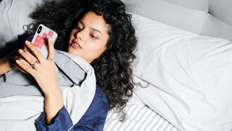Estudante não consegue despertar sem olhar o celular