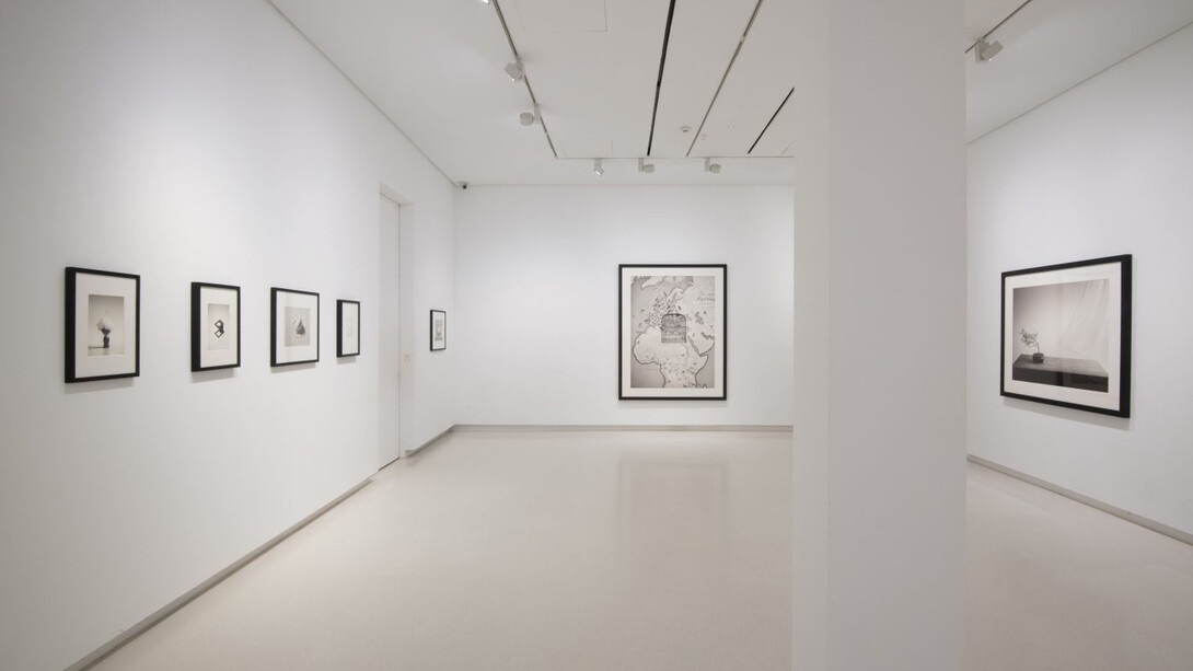 Chema Madoz, vista de exhibición. Cortesía de la Galería Elvira González