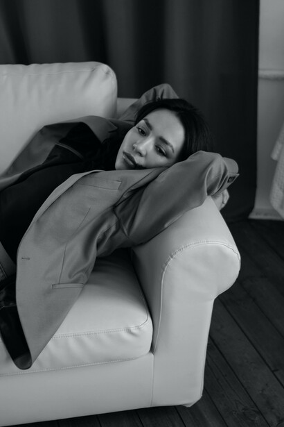 Donna stesa sul divano assorta nei suoi pensieri