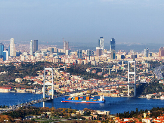 El agua aquí sigue siendo estructura, no decoración. El puente del Bósforo en Estambul, Turquía