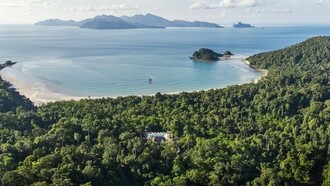 La baia di Teluk Datai, nella parte nord dell'isola, sede del The Datai Langkawi, uno dei resort più prestigiosi al mondo
