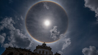 Halo solar en el campanario del Santuario de San Francisco el Grande, Antigua, Guatemala. Foto: Willy Castellanos