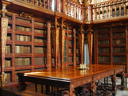 Mesa de lectura en una biblioteca