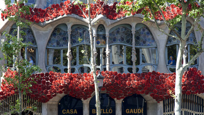 La Casa Batlló luce su decoración tradicional para la fiesta del libro y la rosa en honor a Sant Jordi