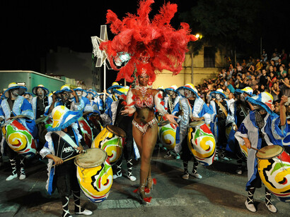 Candombe. Una comparsa anima la fiesta. Montevideo, Uruguay