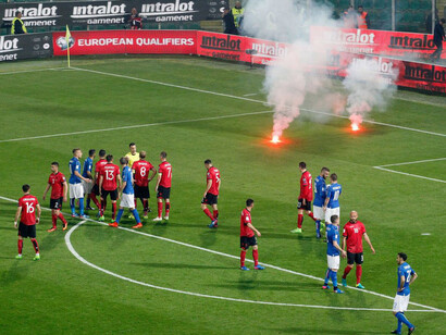 Lancio di petardi durante la partita