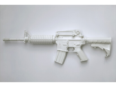Joanna Rajkowska, M4A1
carbine,
2014,
life-size
cast,
powdered
analgesic,
polyurethane
resin © Joanna Rajkowska. Courtesy ŻAK | BRANICKA & l’étrangère