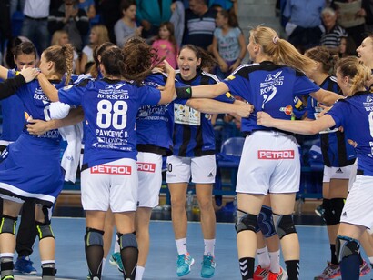 Jogadoras de Buducnost comemorando uma vitória