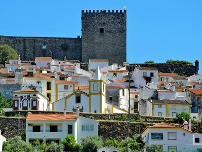 Castelo de Monsaraz, na parte portuguesa da fronteira luso-espanhola. Historicamente, a raia foi uma região de grandes tensões políticas e militares, mas também de trocas culturais e comerciais
