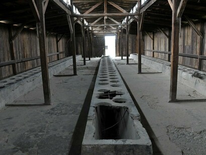 I bagni pubblici del campo, Auschwitz, Polonia